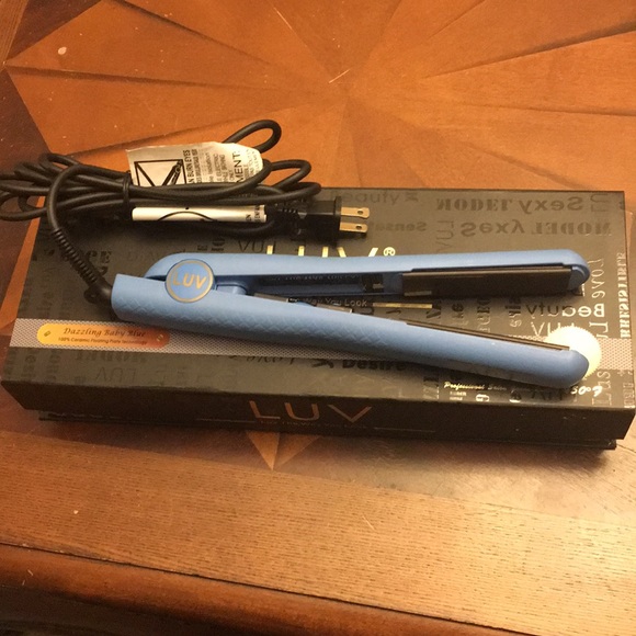 LUV Other - Flat Iron 100% Ceramic